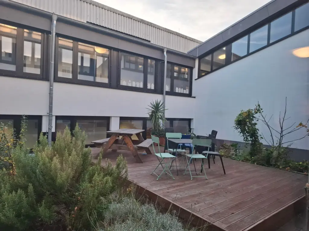 Siebengebirgsschule Bonn – Außenbereich (Terrasse) 