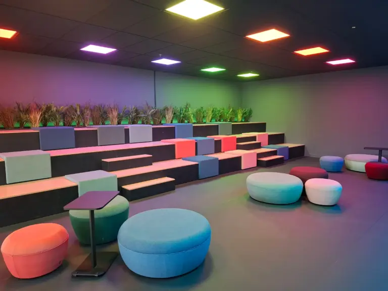 Von der Idee zu neuen Räumen – Grundschule Buschhausen, Beitragsbild: Einrichtung von Eromesmarko