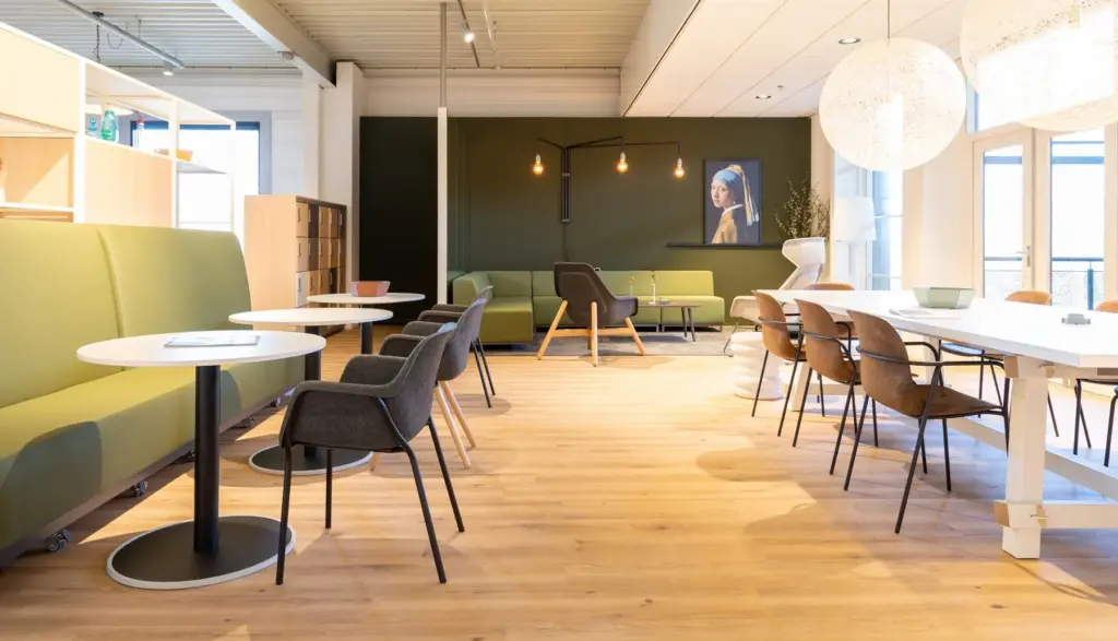 Einrichtungskonzepte für Schulen - Möblierung von Eromesmarko als Beispiel