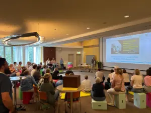 Vortragssituation – Deep Dive Rosan Bosch bei der SEB-Moderatoren-Tagung der Bezirksregierung Arnsberg